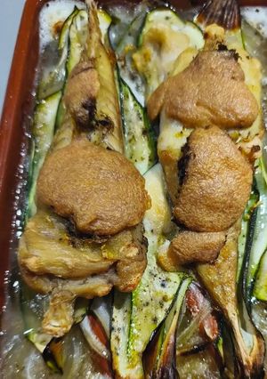 Una foto de Rape en cama de cebolla y calabacín con costra de mayonesa