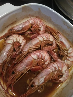 Una foto de Gambones al horno, con jengibre, ajo y limón