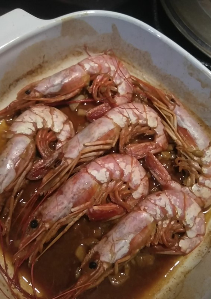 Una foto de Gambones al horno, con jengibre, ajo y limón