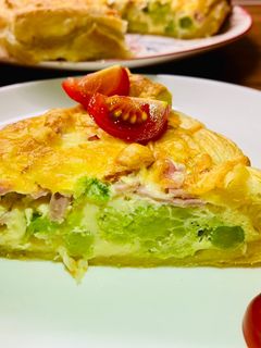 Фото Пирог с брокколи в слоеном тесте.