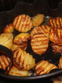 Una foto de Patatas fritas especiadas en freidora de aire 2024
