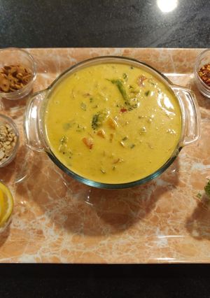A picture of Khausuey (Burmese dish).