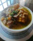 Sopa de pollo y carne muy delicioso