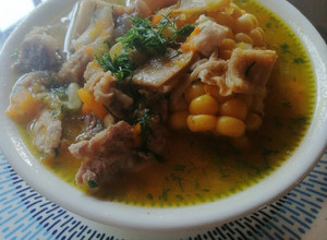 Una foto de Sopa de pollo y carne muy delicioso