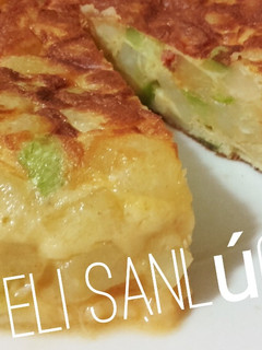 Una foto de Tortilla española con tapines y chorizo
