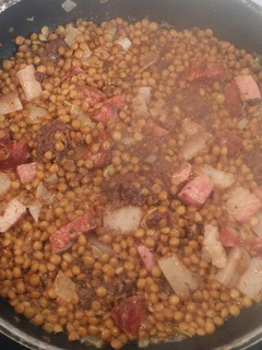 Una foto de Lentejas Pardinas con embutidos