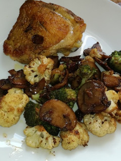 Una foto de Contramuslo de pollo con verduras al wok