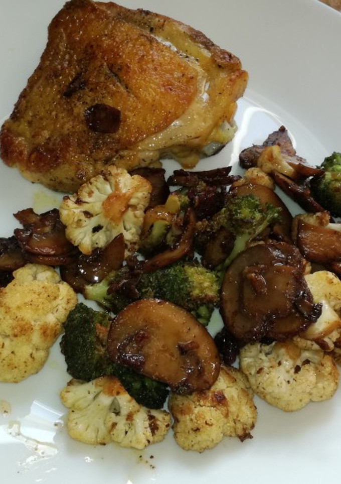 Una foto de Contramuslo de pollo con verduras al wok