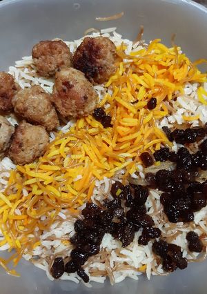 عکسی از دستور رشته پلو با گوشت و کشمش