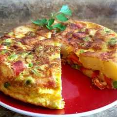 Una foto de Tortilla de patatas, pimientos y guisantes