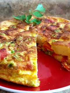 Una foto de Tortilla de patatas, pimientos y guisantes