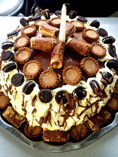 Una foto de Torta de cumpleaños con oreo y cubanitos