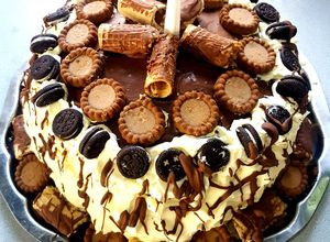 Una foto de Torta de cumpleaños con oreo y cubanitos
