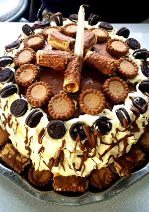 Una foto de Torta de cumpleaños con oreo y cubanitos