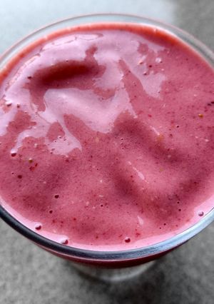 Zdjęcie przepisu Shake truskawkowo - bananowy.