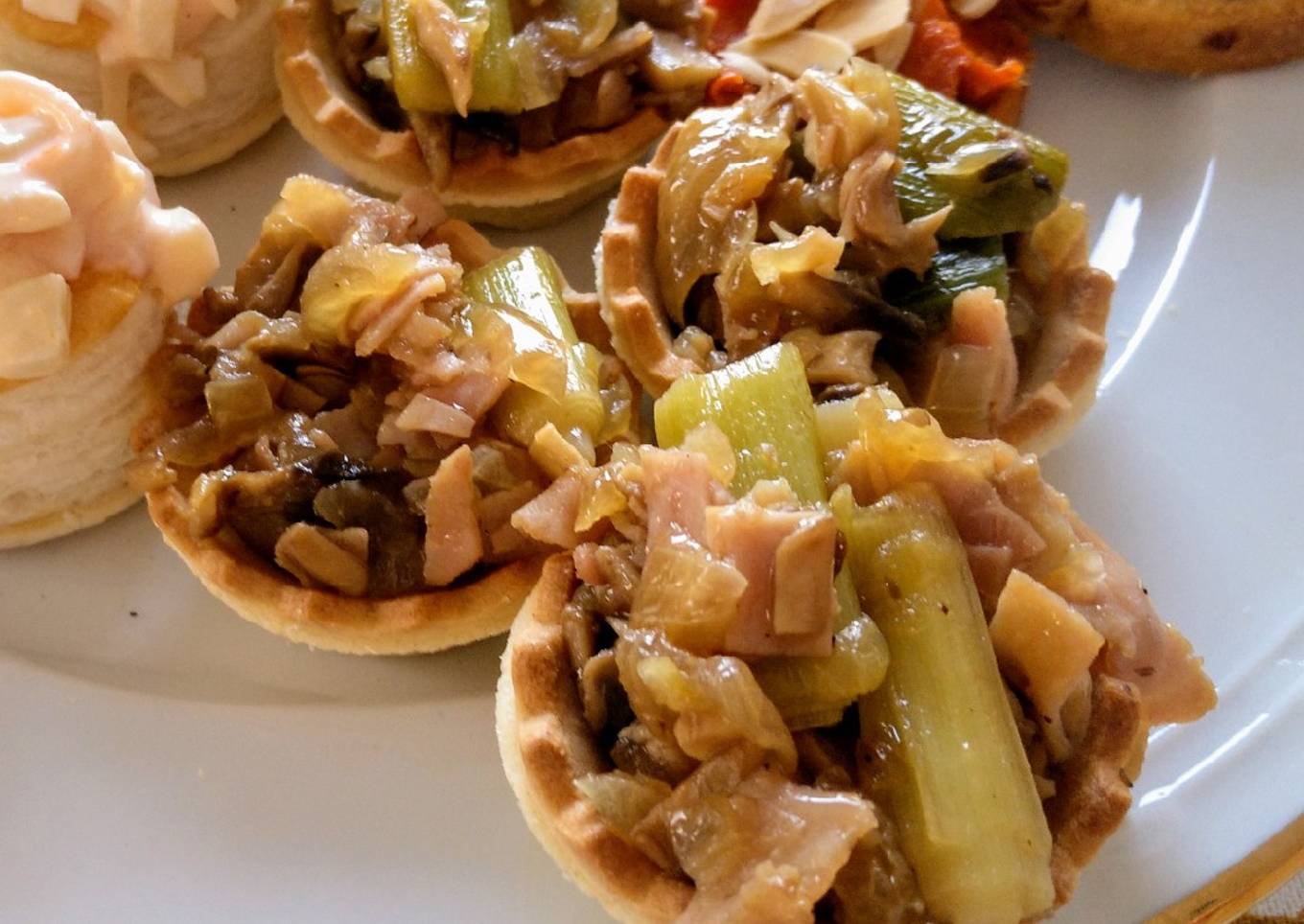 Tartaletas con ajetes, champiñones y jamón