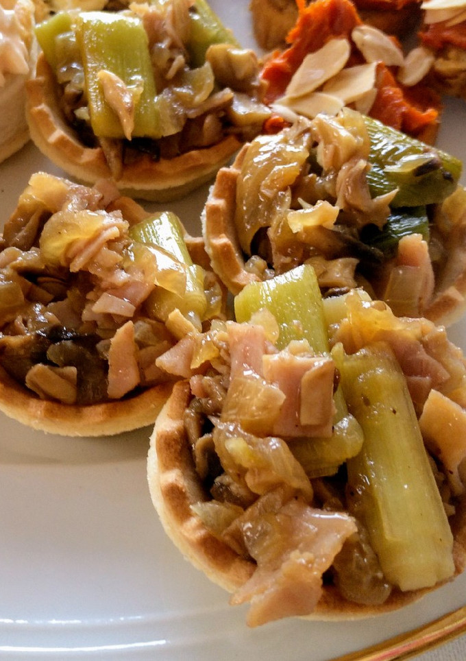 Una foto de Tartaletas con ajetes, champiñones y jamón