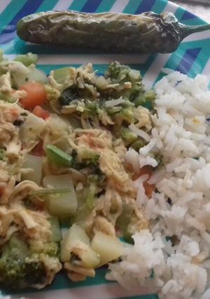 Una foto de Pollo deshebrado con verduras