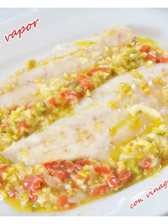 Una foto de Lubina al vapor con vinagreta de encurtidos