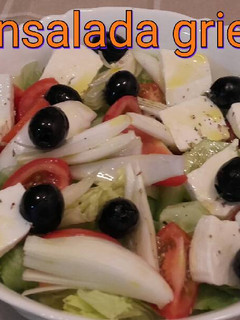 Una foto de Ensalada griega*