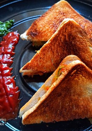 कॅफे स्टाइल  ग्रिल ‌‌ सँडविच (cafe style grill sandwich recipe in marathi) रेसिपी चे मुख्य फोटो 