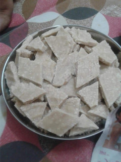 मूंगफली की बर्फी (moongfali ki barfi recipe in Hindi) रेसिपी मुख्य फोटो