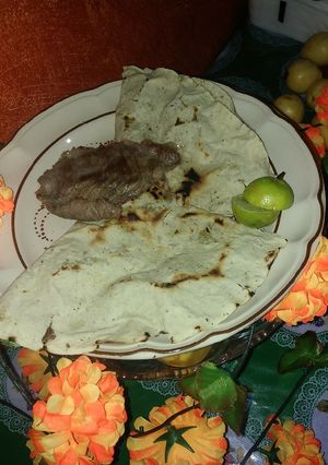 Una foto de Tlayuda para los difuntos (Tlayuda tradicional oaxaqueña)