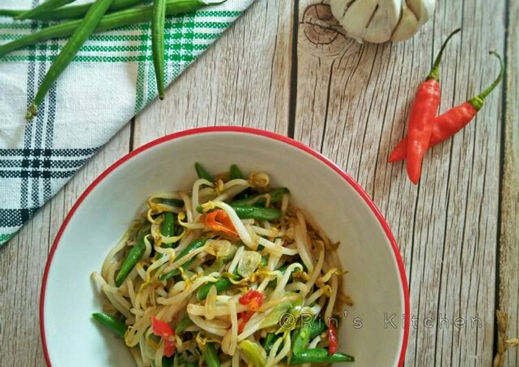 How to Prepare Homemade Stir-Fried Bean Sprouts and Green Beans