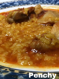 Una foto de Arroz caldoso con alitas de pollo adobadas