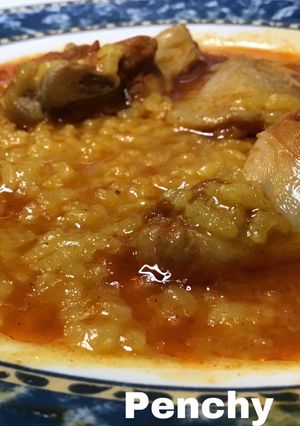 Una foto de Arroz caldoso con alitas de pollo adobadas