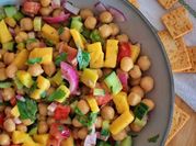 Una foto de aliño ensalada de garbanzos