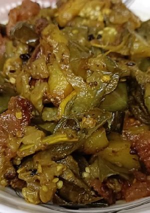 बैंगन आलू की सब्जी (baingan aloo ki sabzi recipe in Hindi) रेसिपी मुख्य फोटो