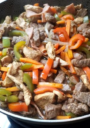 Una foto de Guisado de carnes con pita árabe