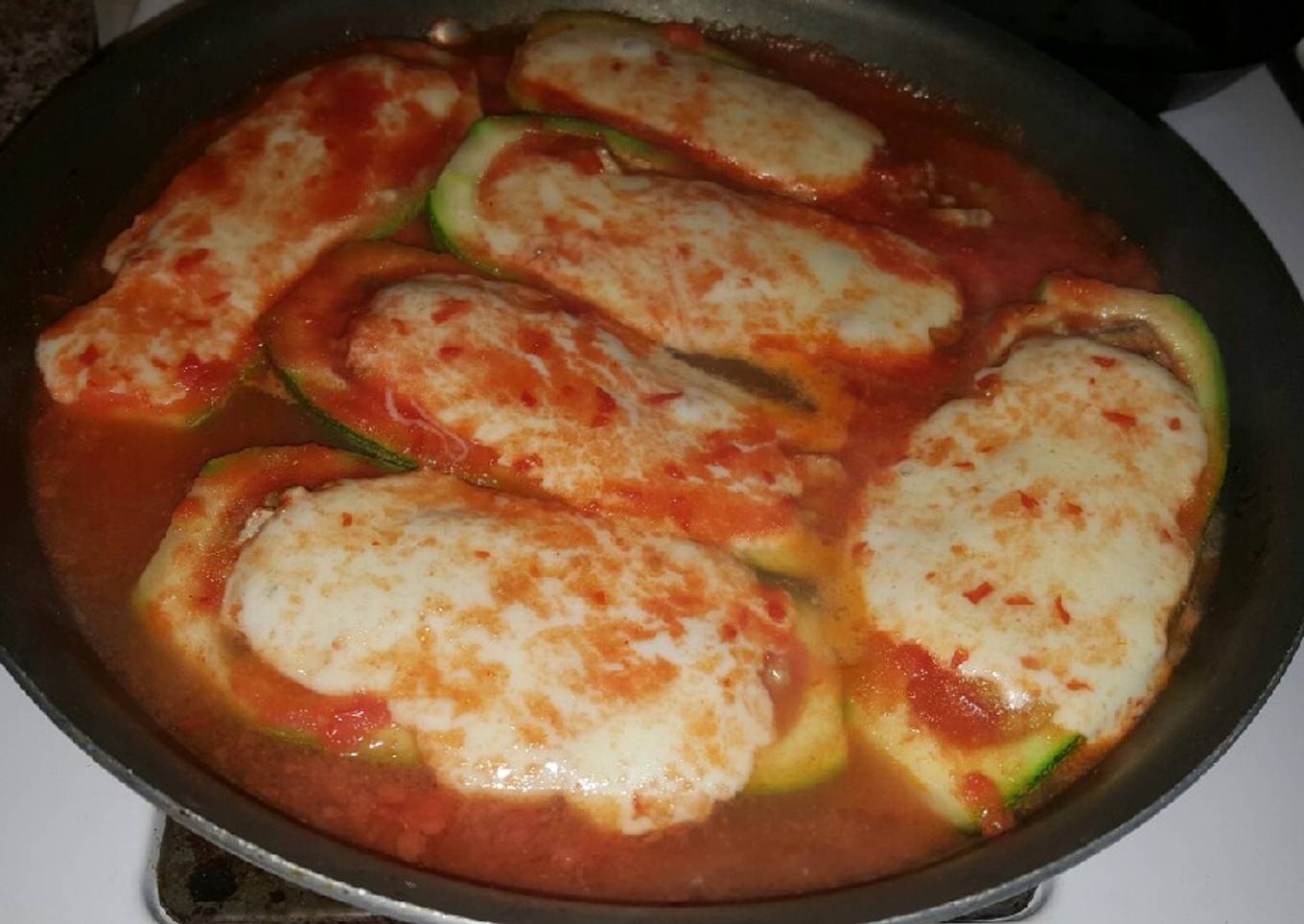 Calabacitas rellenas en caldillo de jitomate