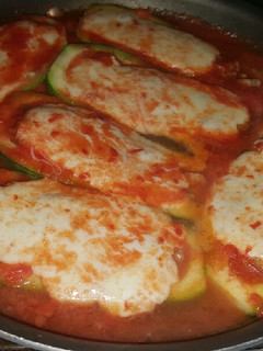 Una foto de Calabacitas rellenas en caldillo de jitomate