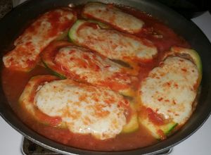 Una foto de Calabacitas rellenas en caldillo de jitomate