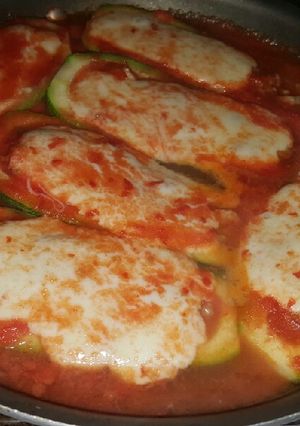 Una foto de Calabacitas rellenas en caldillo de jitomate