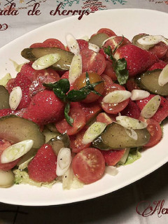 Una foto de Ensalada de cherrys y fresones