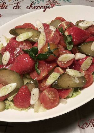 Una foto de Ensalada de cherrys y fresones