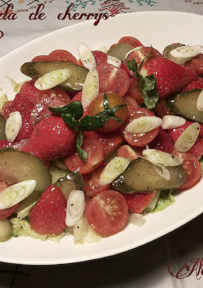 Una foto de Ensalada de cherrys y fresones