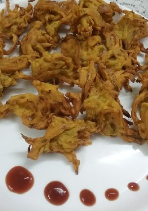 A picture of Besan Onion Fritters.