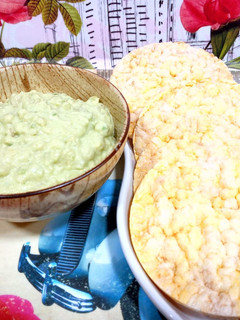 Una foto de Dip de aguacate y cebolla