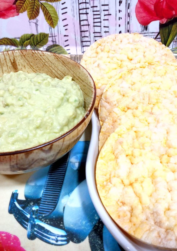 Una foto de Dip de aguacate y cebolla
