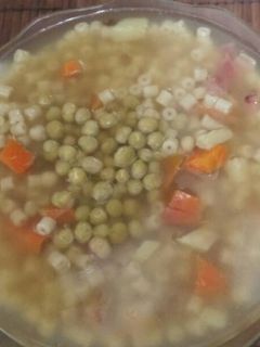 Una foto de Sopa de verduras y fideos para días fríos