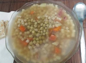 Una foto de Sopa de verduras y fideos para días fríos
