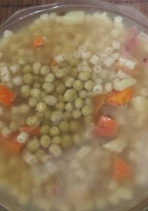 Una foto de Sopa de verduras y fideos para días fríos