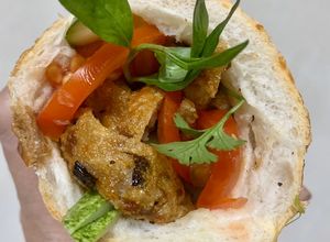 Hình của món Bánh mì chả cá thác lác.