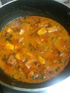A picture of Matar paneer.