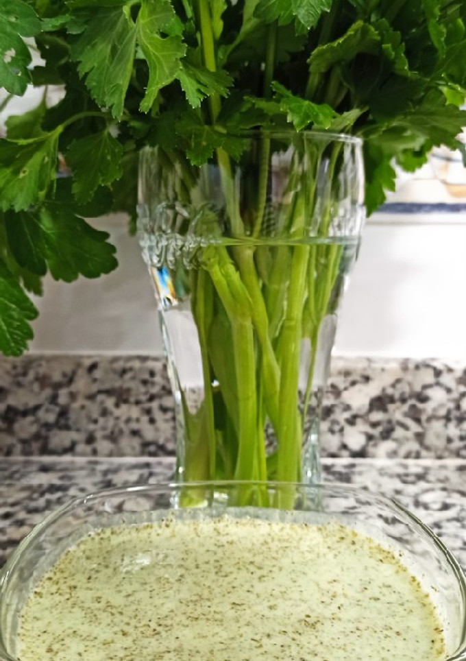 Una foto de Salsa de ajo 🧄, perejil 🌿y yogurt
