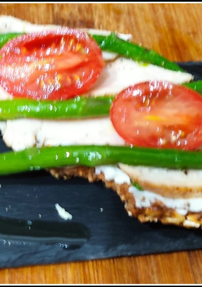 Una foto de Tosta de pavo y espárragos